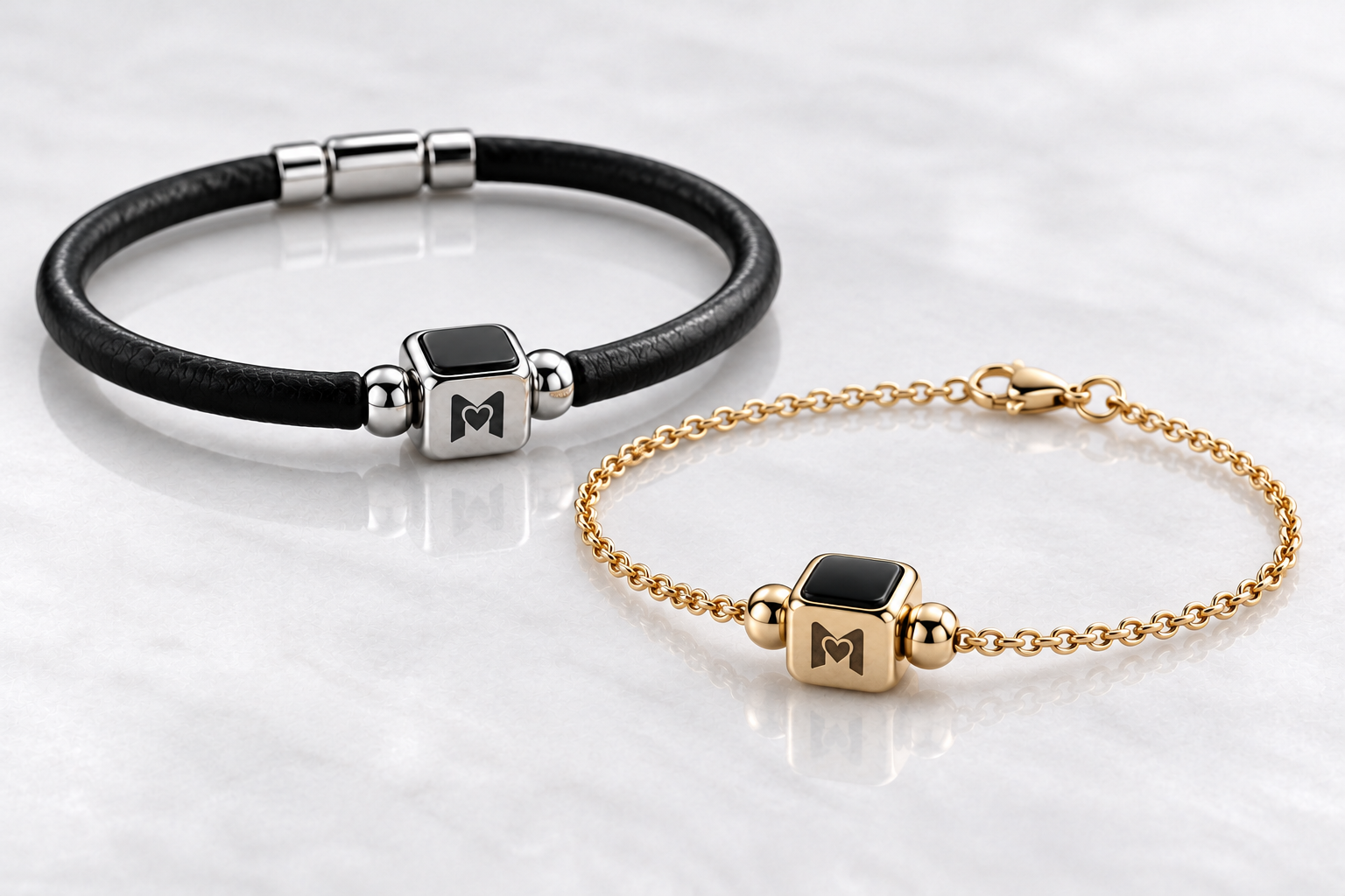 Schwarzes Lederarmband und feine goldfarbene Kette mit Moments Mittelstück